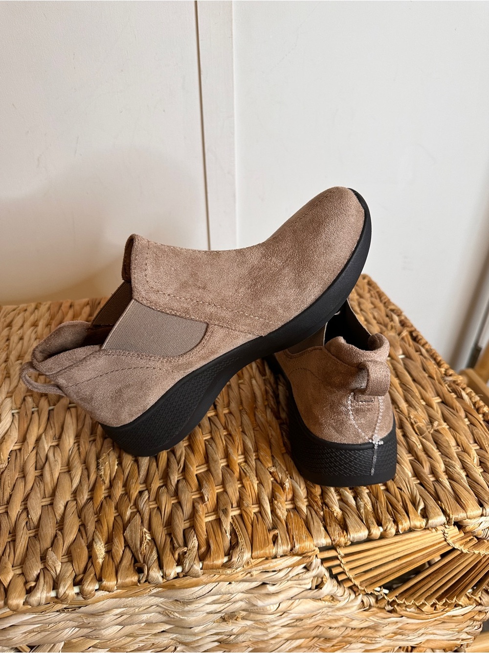 Earth Origins Taupe Suede Chelsea Ankle Boots new without tag - Picture 9 of 11